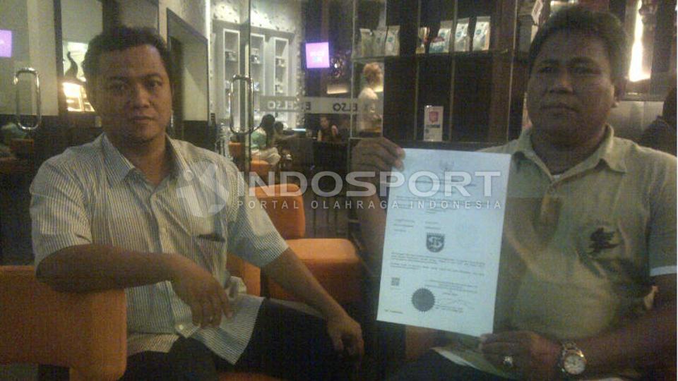 Sekretaris%20PT%20Persebaya%20Indonesia%20Ram%20Surahman%20dan%20Asisten%20Manajer%20Persebaya%20Chusnul%20Faried